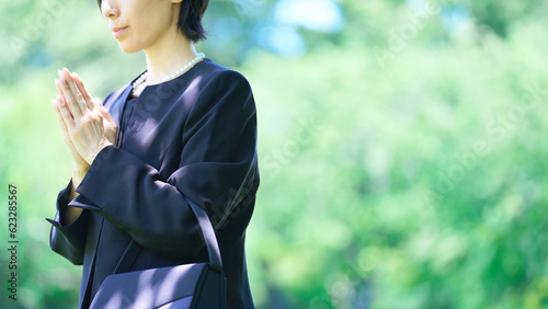 Foto 喪服姿で合掌する女性