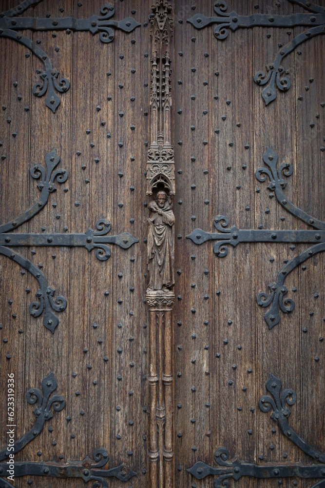 Historische Holztür mit Beschlägen und Schnitzerei aus dem Mittelalter Historische Holztür mit Beschlägen und Schnitzerei aus dem Mittelalter