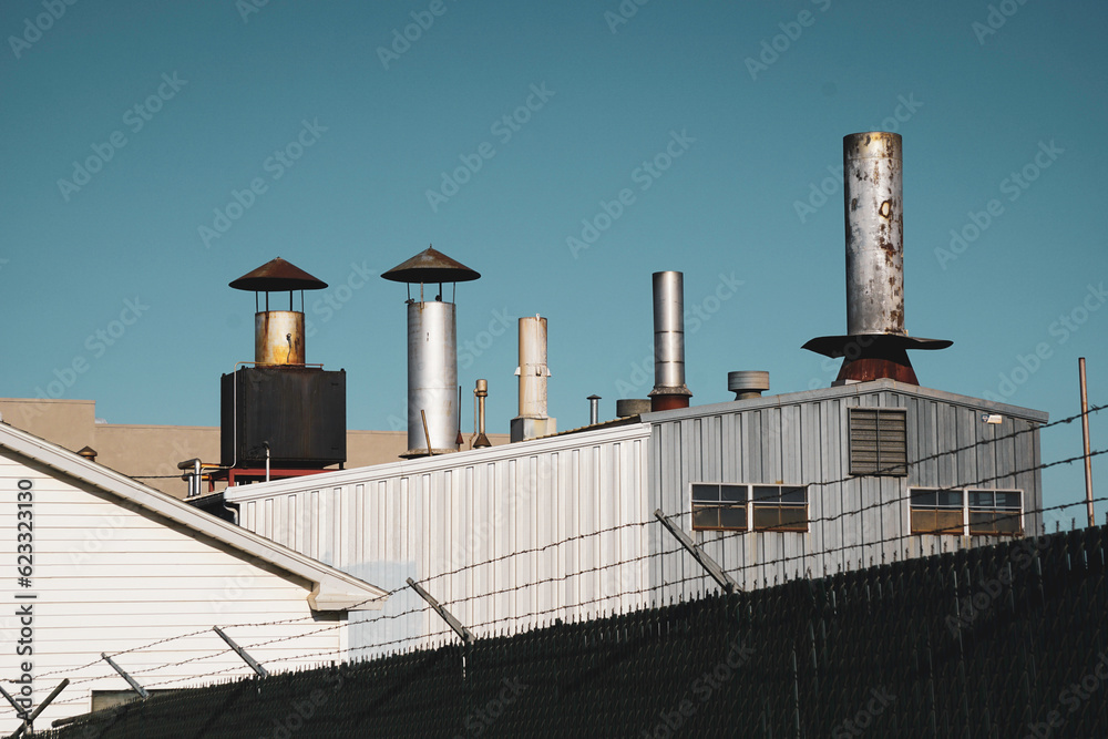 Obraz premium Industrial building with smokestacks and chimneys