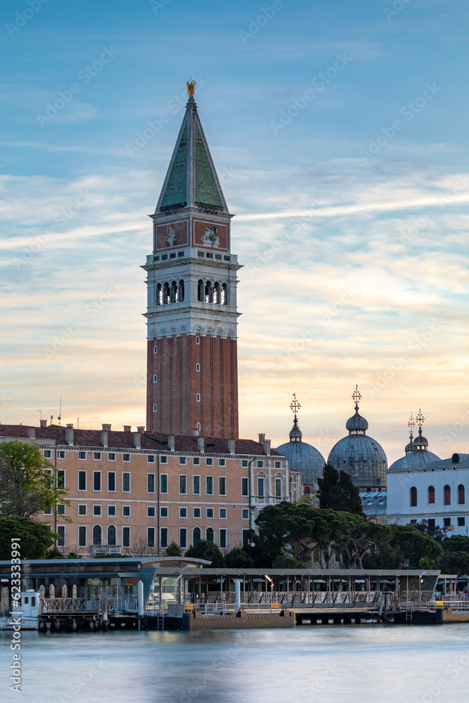 Blick auf den Campanile von Punta della Dogana in Venedig am frühen Morgen