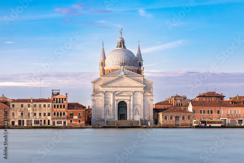Blick auf Chiesa del Santissimo Redentore von Punta della Dogana in Venedig im Morgenlicht