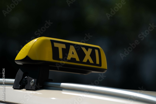 Teilansicht von einem Taxi