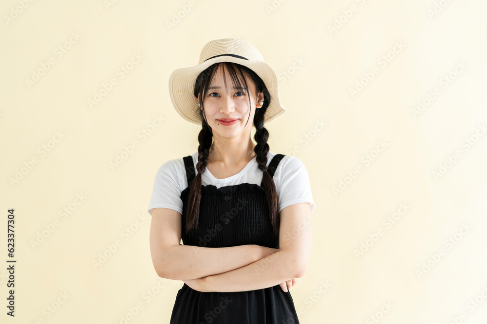 麦わら帽子の若い女性
