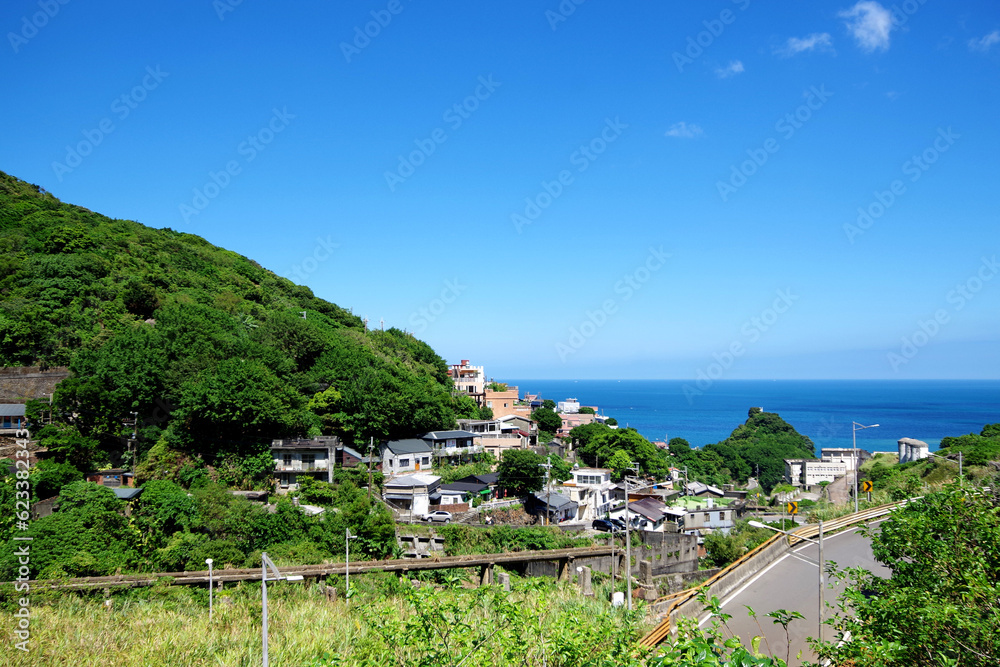 Obraz premium Coastal Architecture: Clear Sky Horizon and Residential District in Taiwan 
