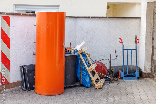 Alte ausgebaute Ölheizung im Hof