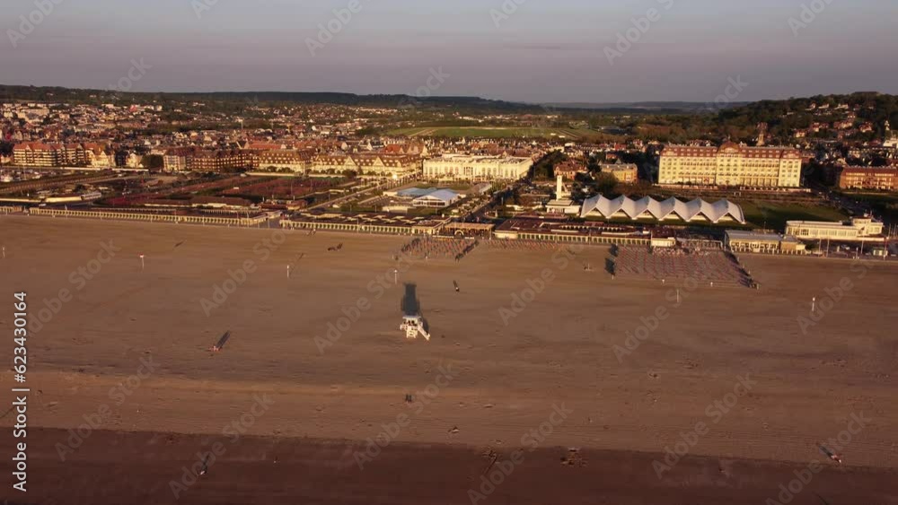 Deauville, vue aérienne du casino et de la plage au coucher de soleil