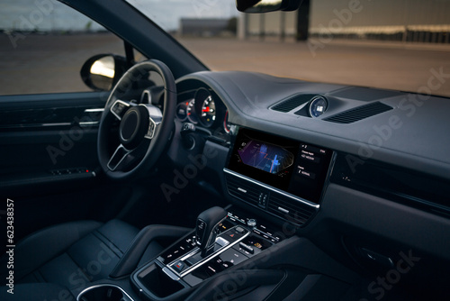 Foto Modern luxury interior of car with leather seats big multimedia monitor dashboar