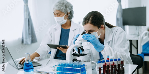 Valokuva Two scientist or medical technician working, having a medical discuss meeting wi