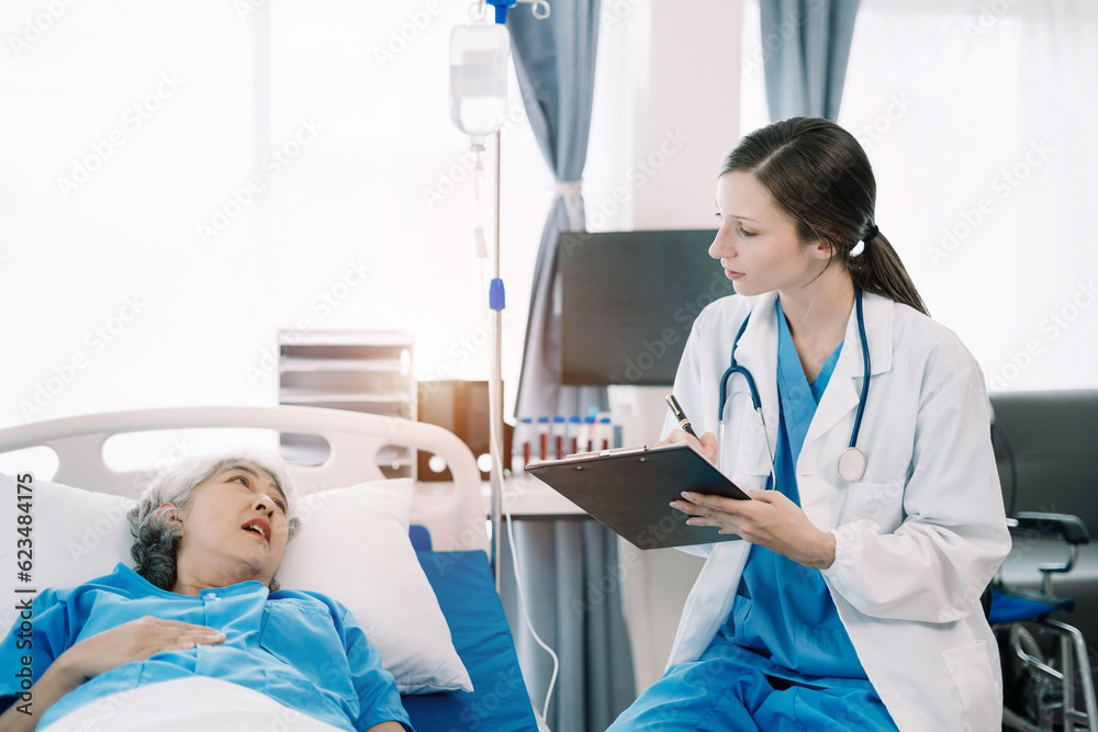 Obraz premium Friendly nurse taking care of elderly woman in a hospital room. Treatment of patients.