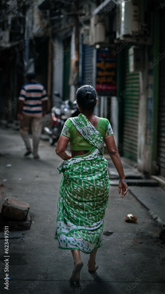 Indische Frau beim spazieren gehen 