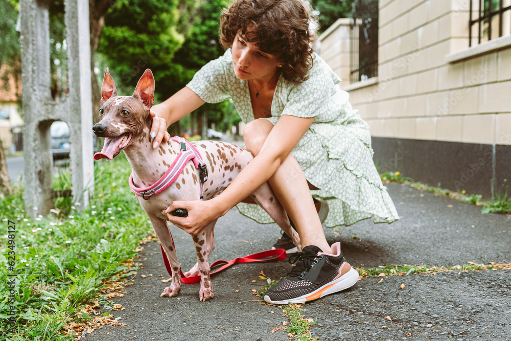 Obraz premium Teen girl spending time with her beloved pet