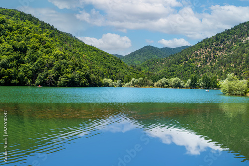 Boraboy lake and mountains © Ruhi