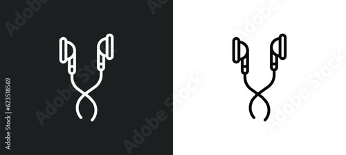 earphones icon isolated in white and black colors. earphones outline vector icon from electronic devices collection for web, mobile apps and ui.