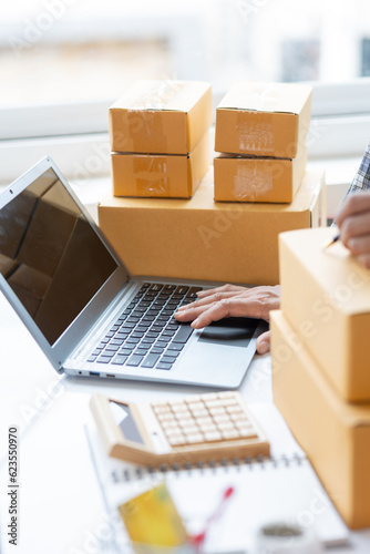 start a small business SME business owners Business owners check online orders To prepare to pack boxes for sale to customers, business ideas for sme online © NanTua