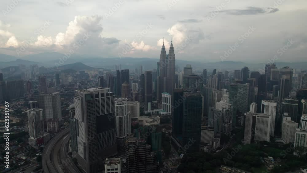 La ville de Kuala Lumpur filmé en drone de jour, et ses gratte-ciels et tours incroyable (petronas, KL 118 ...) , en Malaisie, Asie