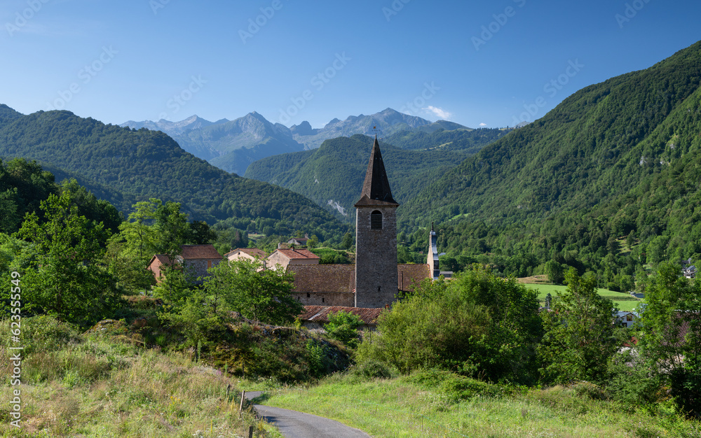 Fototapeta premium Ercé village du sud de la France dans les Pyrénées en Ariège
