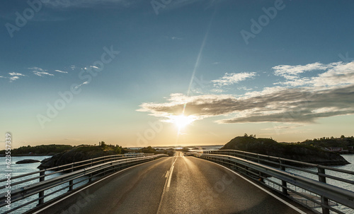 Atlantikstrasse mit Storseisundbrücke in Norwegen