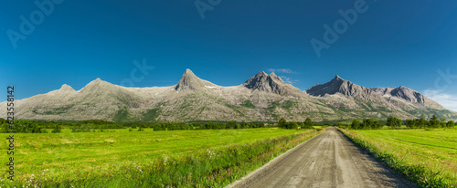 Bergkette der Sieben Schwestern auf der Insel Alsten in Norwegen