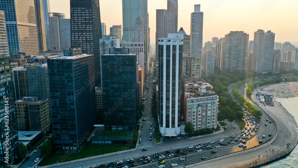 Obraz premium Aerial view of Chicago lakefront and city skyline