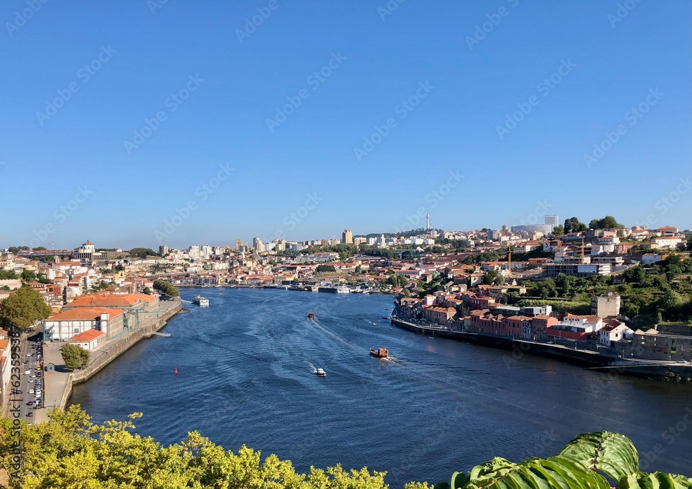 Ville de Porto traversée par le fleuve Douro, au Portugal