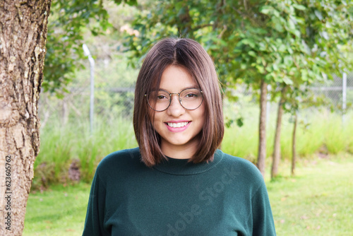 Chica joven y bonita con el cabello corto y linda sonrisa. Mujer Guatemalteca en un ambiente natural al aire libre. photo