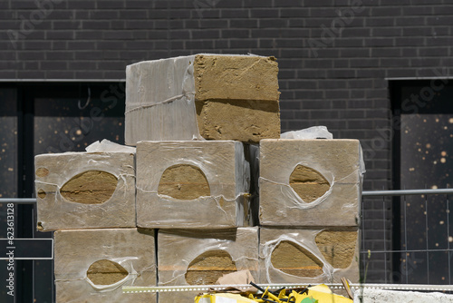 Fassadendämmsystem mit Mineralwolleplatten und mineralischen Putz. Nicht brennbare Wärmedämmung. photo