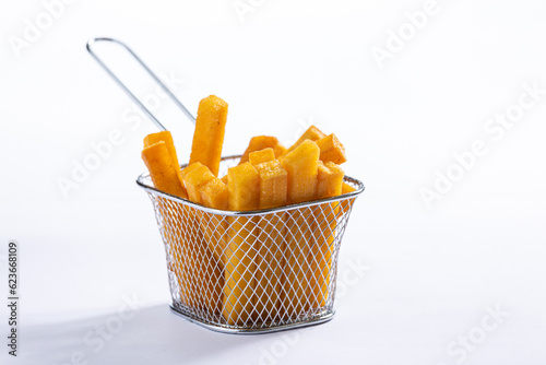 Porção de polenta frita, servida em um cesto de metal em um fundo branco