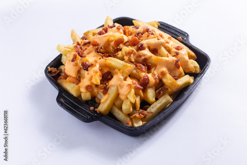 Batata frita com queijo cheddar e bacon, servida em uma cumbuca preta em um fundo branco