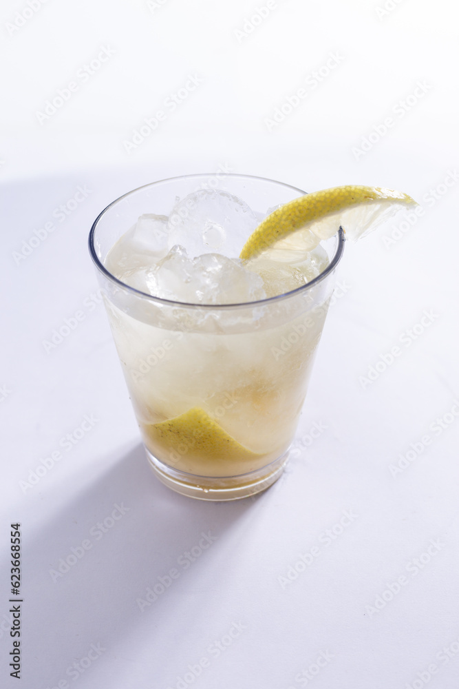 Caipirinha de saque com limão Caipirinha de saque com limão