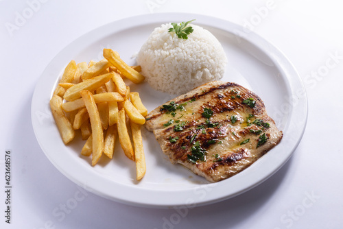 Frango grelhado com arroz e batata frita