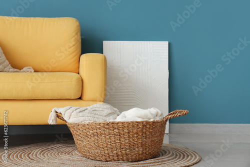 Woven laundry basket with c...