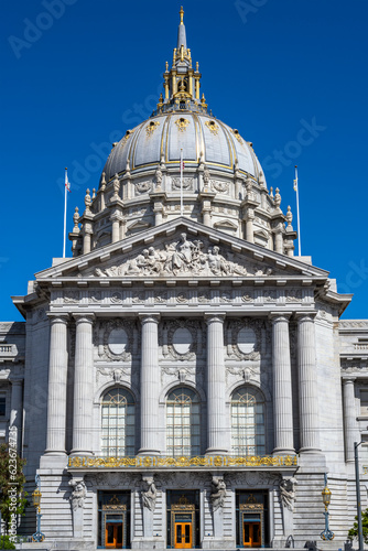 The imposing cupola of the San Francisco City Hall on a sunny day