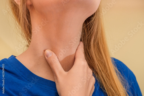 Ból gardła, kobieta trzymająca się za szyję 
