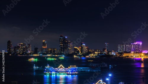 Foto Cityscape over colors and the lights of pattaya and cruise ships in the sea, pat