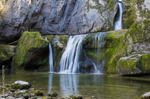 La cascade de la Billaude, aussi appelée « saut Claude-Roy », est l'un des sites les plus grandioses du Jura en France. La rivière Lemme plonge par une fissure étroite dans un amphithéâtre rocheux