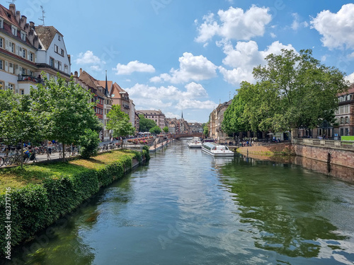 Photos river ill in the city of strasbourg at a sunny day, france