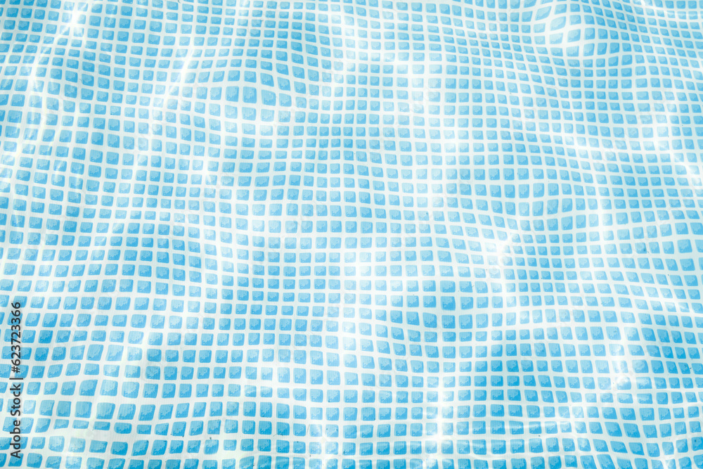 Zdjęcie przedstawia nieckę rozkładanego basenu ogrodowego wypełnionego czystą, przeźroczystą  wodą. Światło słoneczne tworzy na dnie świetlne refleksy. - obrazy, fototapety, plakaty 