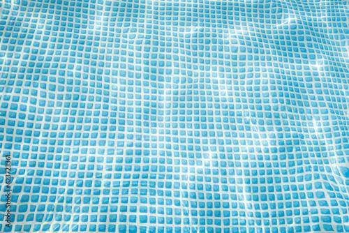 Zdjęcie przedstawia nieckę rozkładanego basenu ogrodowego wypełnionego czystą, przeźroczystą wodą. Światło słoneczne tworzy na dnie świetlne refleksy.