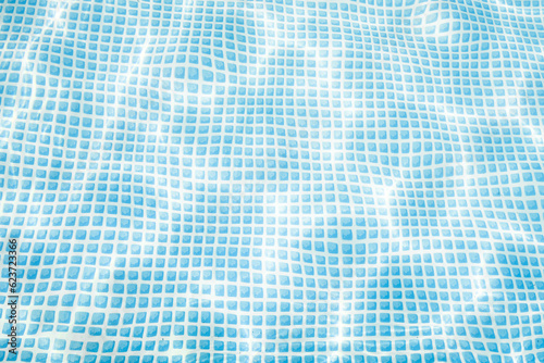 Zdjęcie przedstawia nieckę rozkładanego basenu ogrodowego wypełnionego czystą, przeźroczystą wodą. Światło słoneczne tworzy na dnie świetlne refleksy.