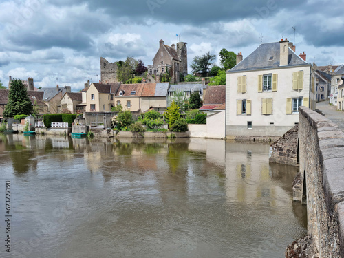 Foto Pont et château de Beaumont sur Sarthe, Sarthe, 72, Pays de la Loire, France