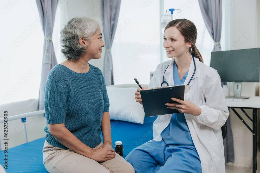 Obraz premium female doctor visiting elderly patients in hospital