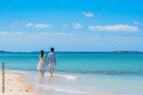 真夏の海水浴を楽しむカップル：AI生成画像