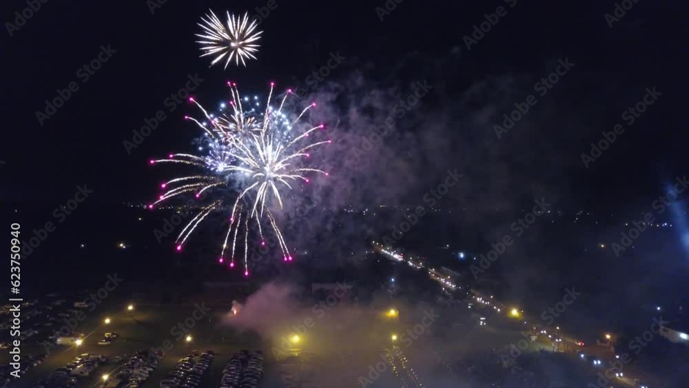 Vista aérea de celebración con fuegos artificiales.