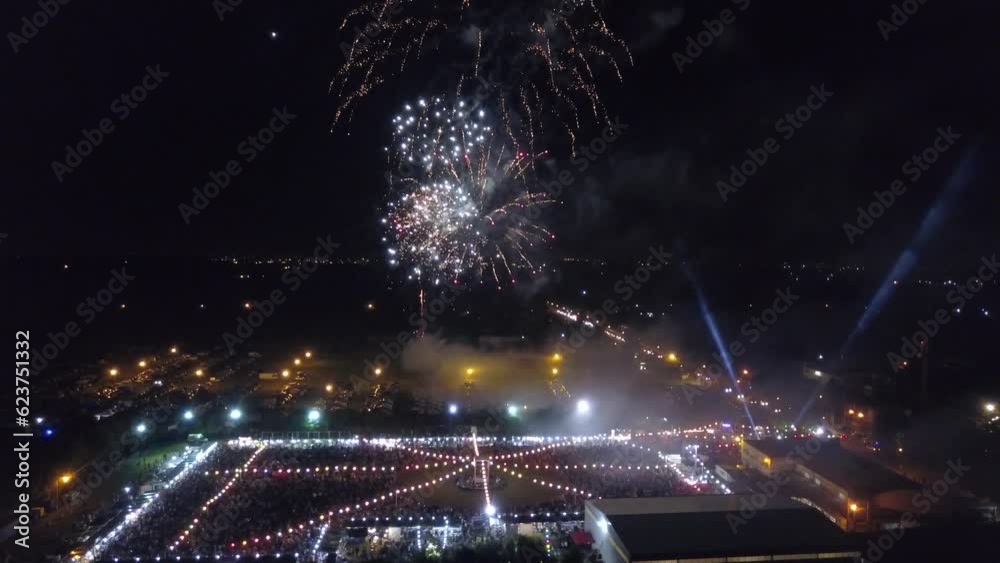 Vista aérea de celebración con fuegos artificiales.