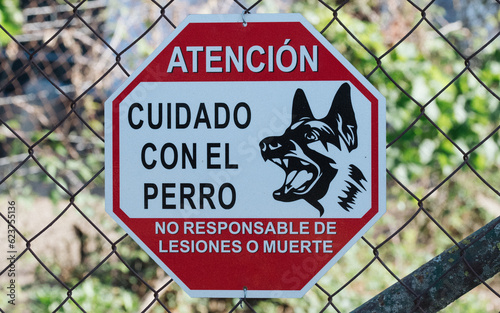 Señal de cuidado con el perro de color roja y blanca