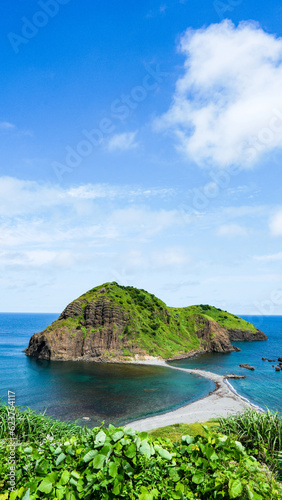 夏の青空と青い海、陸続きになるトンボロ現象がある二ツ亀