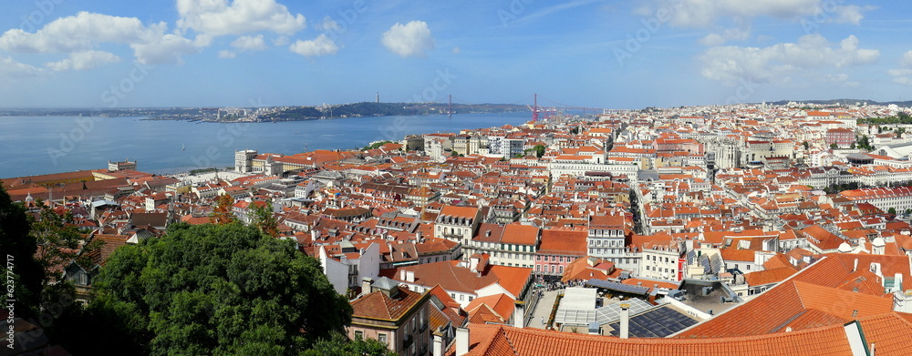 Panoramablick von der Burg über die Stadt Lissabon bis zum Fluss Tejo mit blauem Himmel und weißen Wolken