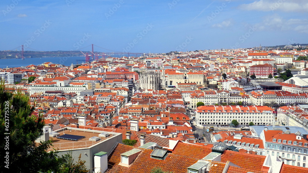 schöner Blick von der Burg über die Stadt Lissabon bis zum Fluss Tejo mit blauem Himmel und weißen Wolken