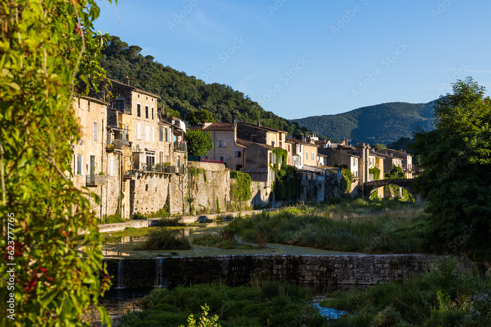 Village de Sumène autour de la rivière Rieutord, dans le sud des Cévennes, sous le soleil du petit matin
