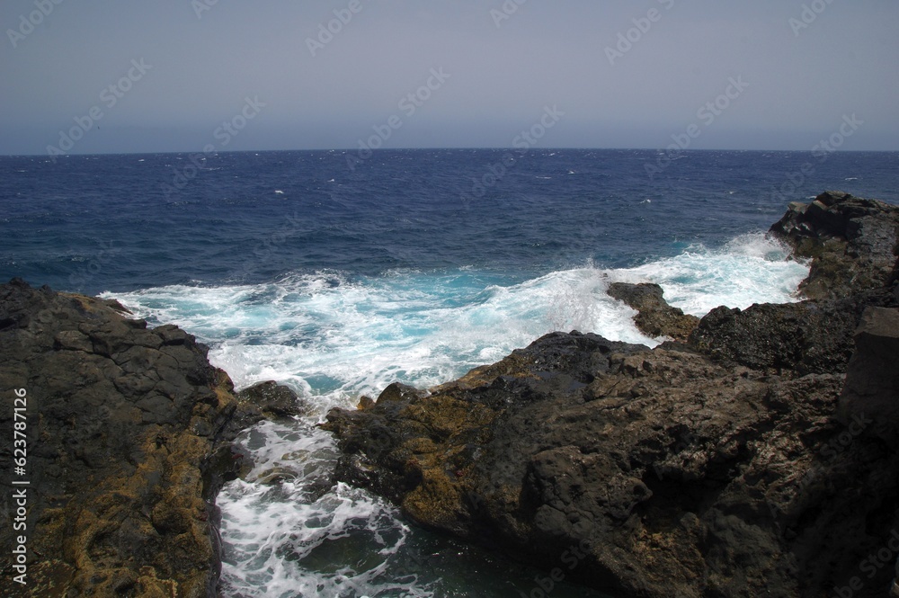 Wellen an der Lavaküste von La Palma